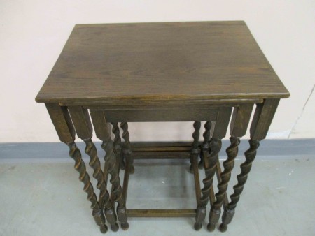 2548 - Hnizdove stolky tocene nohy  42 x 30 cm  V - 53-56 cm   -  2 900 kc 